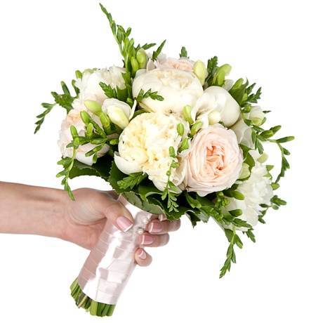 Букет невесты из пионов и французских роз