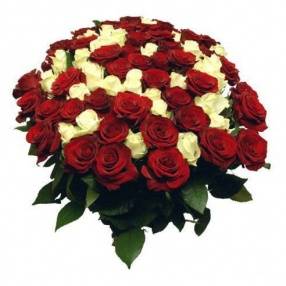 Букет из красных и белых роз 