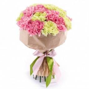 Букет из 15 розовых и зеленых гвоздик в крафт-бумаге